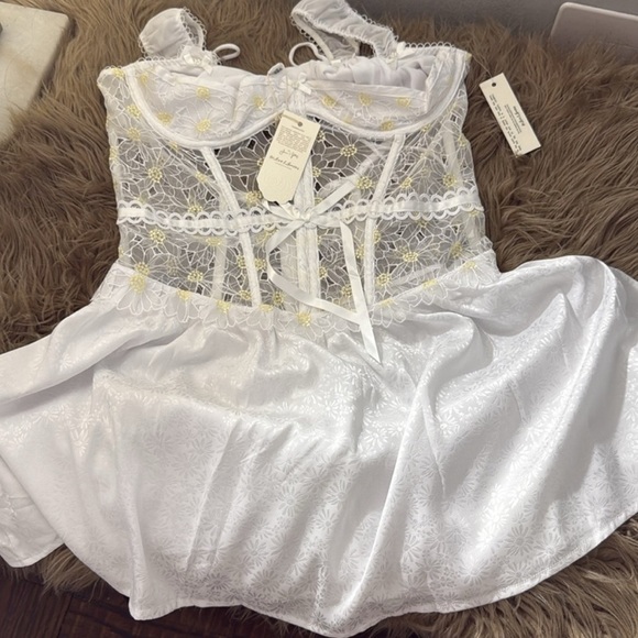 FOR LOVE & LEMONS CHRISTY SLIP DRESS SIZE XL
FESTIVAL BOHO EMBROIDERED DAISY - Picture 11 of 12